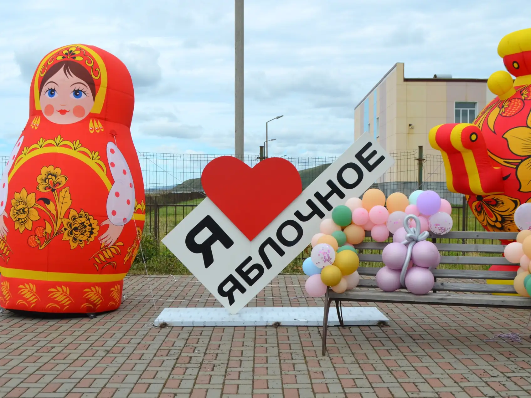 Уважаемые жители села Яблочное! Примите тёплые поздравления с Днём рождения любимого села!.