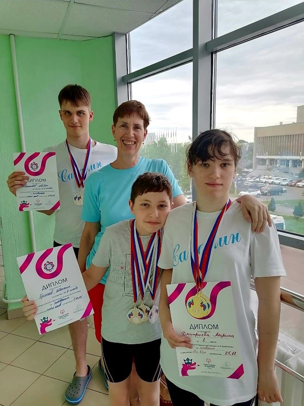 Тренер по плаванью Красулина Наталья Леонидовна и призеры специальной олимпиады по плаванью в г. Пенза 18-22.05.2021г..